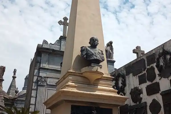 600x400_restos-sarmiento-descansan-cementerio-recoleta-ciudad-buenos-aires-1103607-094905