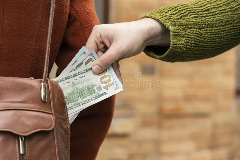 robar-dinero-de-la-bolsa-mujer-ropa-moda-y-mano-masculina-con-d贸lares-concepto-efectivo-calle-del-bolso-hombre-el-en-foto-175826257