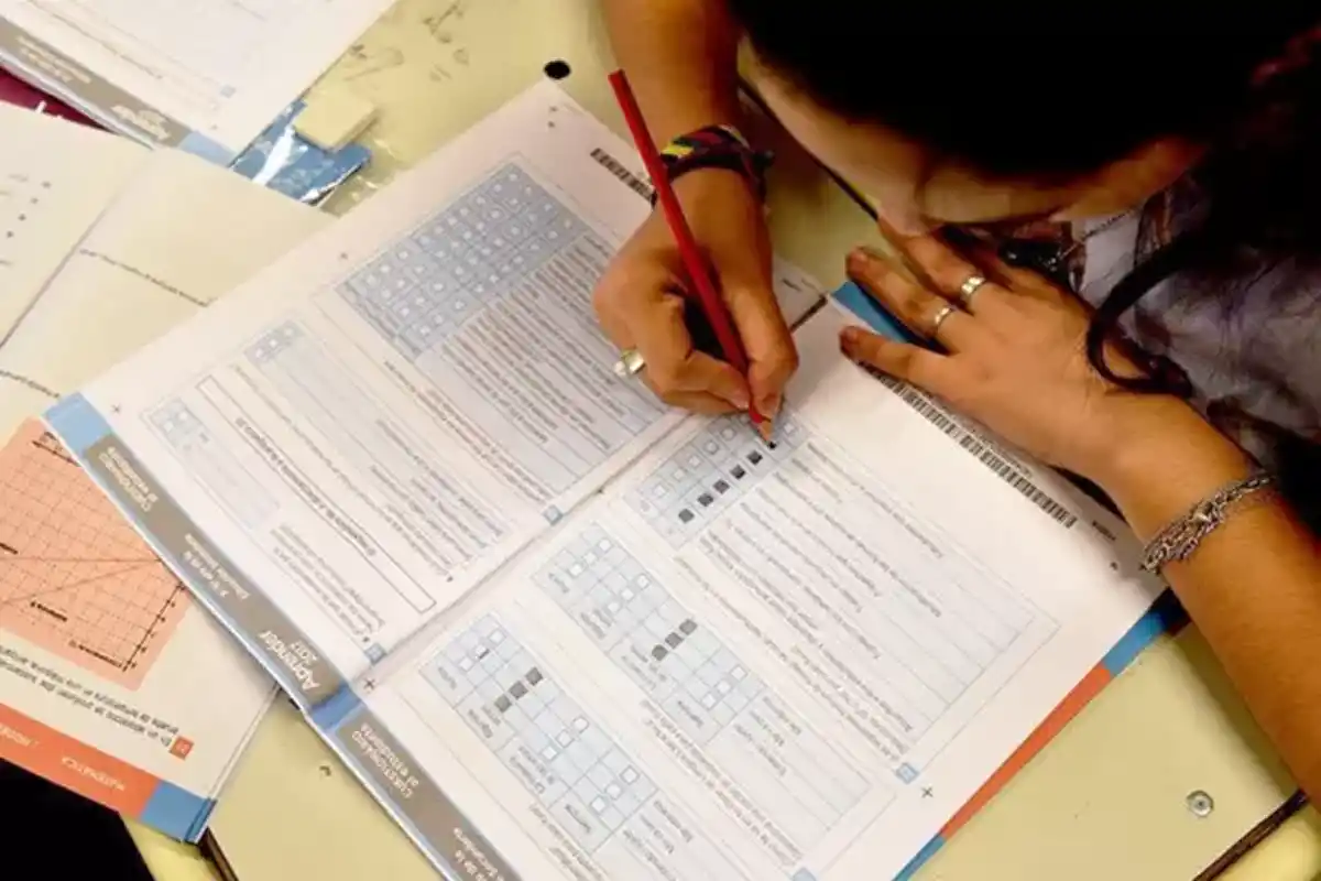 1200x800_j-solo-10-cada-100-estudiantes-argentinos-terminan-secundaria-tiempo-forma-1104479-213211